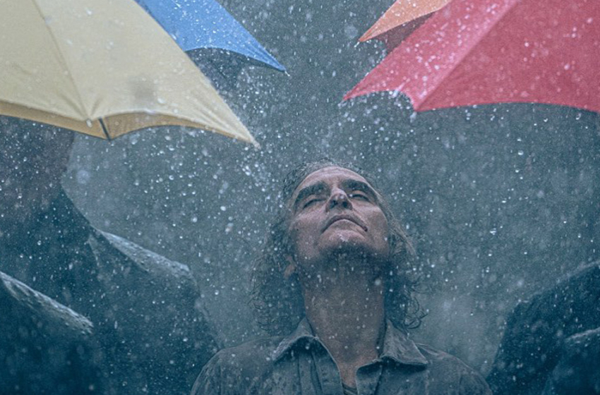  Diretor Todd Phillips revela imagem inédita de Coringa 2 com Joaquin Phoenix andando na chuva